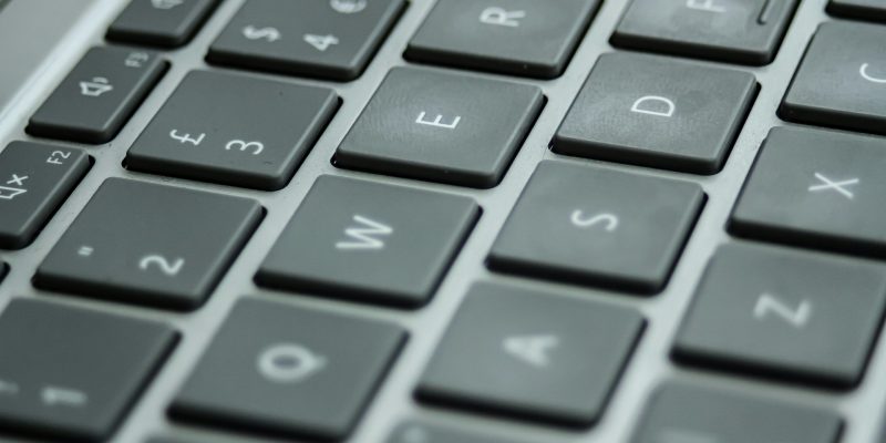 Zelf leren blind typen als volwassene: zo houd je het vol (en leuk)